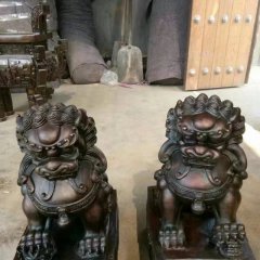 鑄銅寺廟門口傳統獅子雕塑