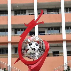 校園不銹鋼抽象龍和足球雕塑